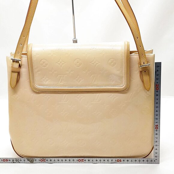 Authentic Louis Vuitton Biscayne Bay GM Beige Vernis Shoulder Bag mon650-110925 - Picture 2 of 16